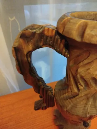 Jarrón de madera tallada con asas