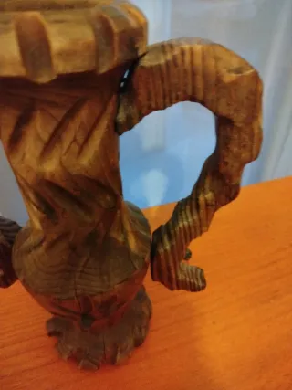 Jarrón de madera tallada con asas