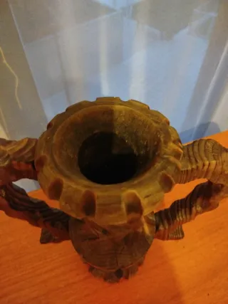 Jarrón de madera tallada con asas