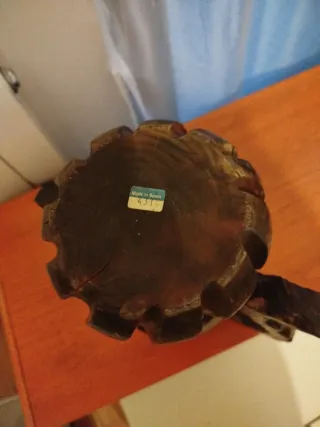 Jarrón de madera tallada con asas