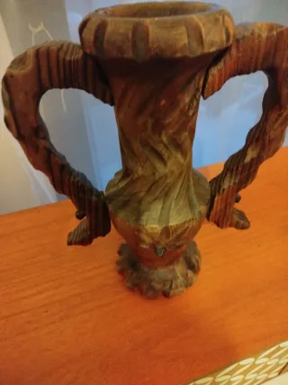 Jarrón de madera tallada con asas