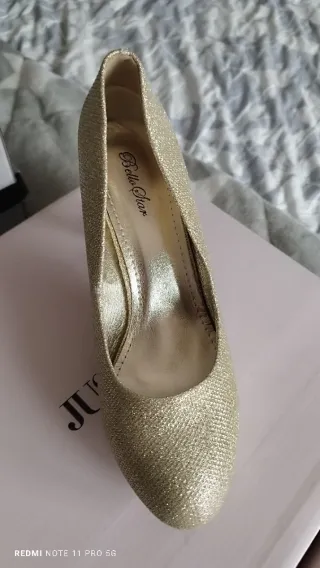 Zapatos de tacón dorados brillantes