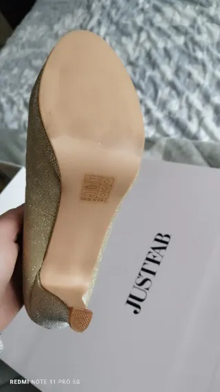 Zapatos de tacón dorados brillantes