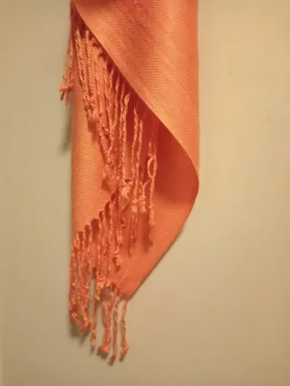 Chal naranja con flecos