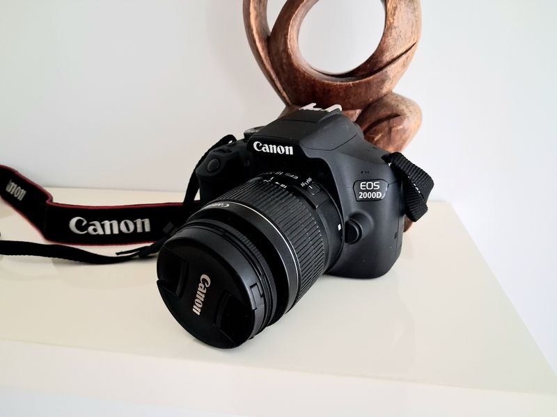 Cámara Canon EOS 2000D lista para usar