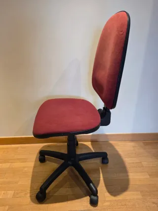 Silla de estudio burdeos y negra, muy buen estado