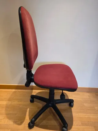 Silla de estudio burdeos y negra, muy buen estado