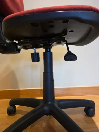 Silla de estudio burdeos y negra, muy buen estado