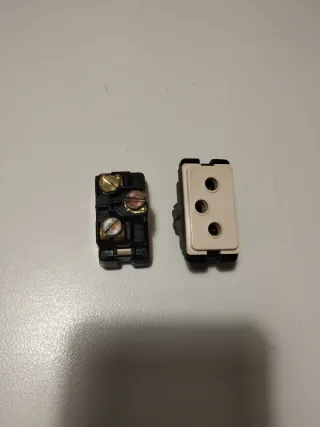 2 Enchufes Niessen para Carlos M.