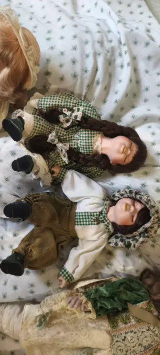 Vecchie bambole in porcellana