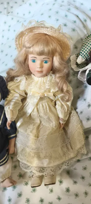 Vecchie bambole in porcellana