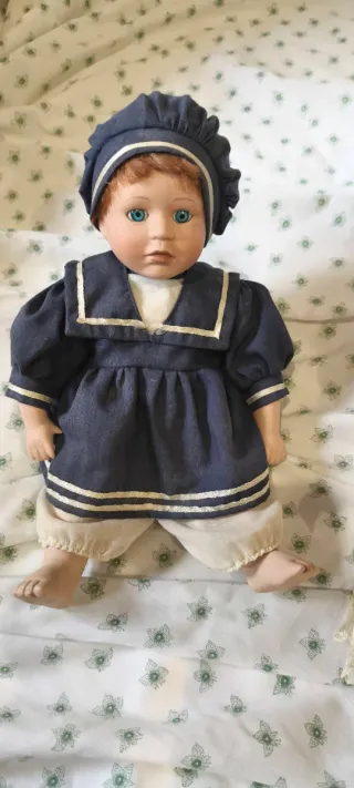 Vecchie bambole in porcellana