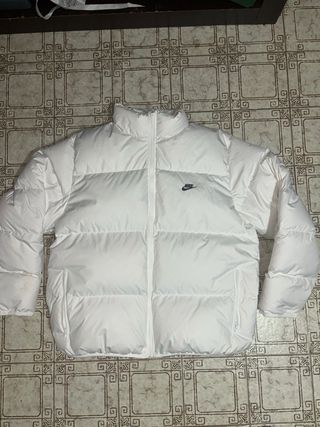 Chaqueta de plumas Nike blanca