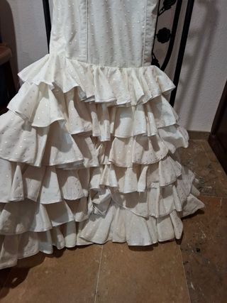 Traje de flamenca blanco con lunares