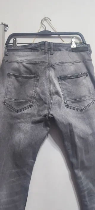 Pantalón  recto vaquero gris. Zara.Talla 42