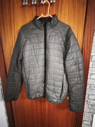 Parka marca Koröshi con capucha y pelo