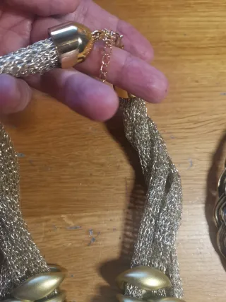 Collar diseño dorado