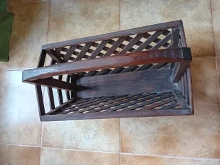 Revistero de madera con asa