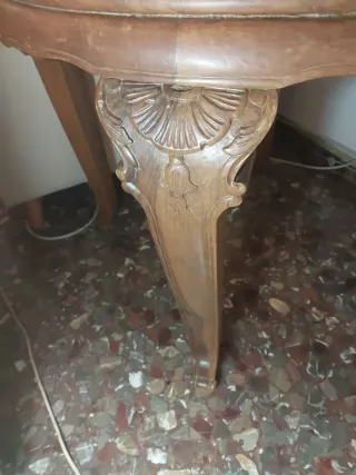 Mesa redonda con incrustaciones