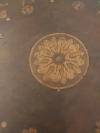 Mesa redonda con incrustaciones