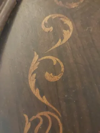 Mesa redonda con incrustaciones