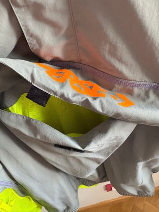 Chaqueta cortavientos Converse gris y amarillo