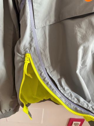 Chaqueta cortavientos Converse gris y amarillo