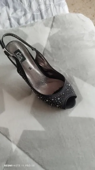 Zapatos de tacón negros con pedrería