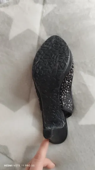Zapatos de tacón negros con pedrería