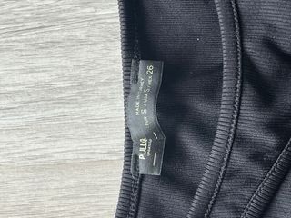 Camiseta negra asimétrica manga larga