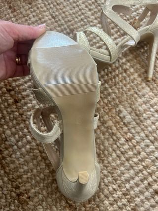 Zapatos de tacón dorados para fiesta