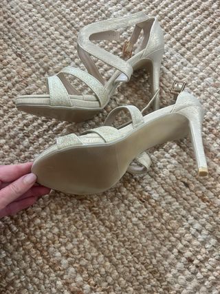 Zapatos de tacón dorados para fiesta