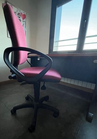 Mesa escritorio de madera y regalo silla elevable