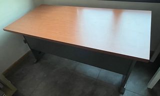 Mesa escritorio de madera y regalo silla elevable