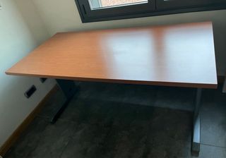 Mesa escritorio de madera y regalo silla elevable