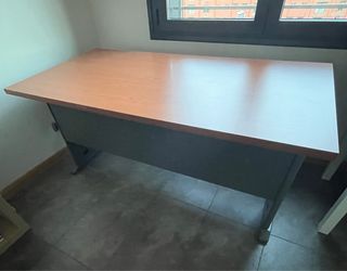 Mesa escritorio de madera y regalo silla elevable