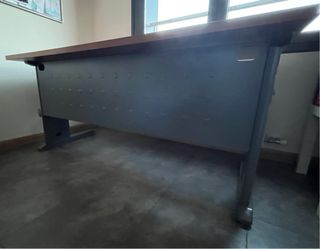 Mesa escritorio de madera y regalo silla elevable