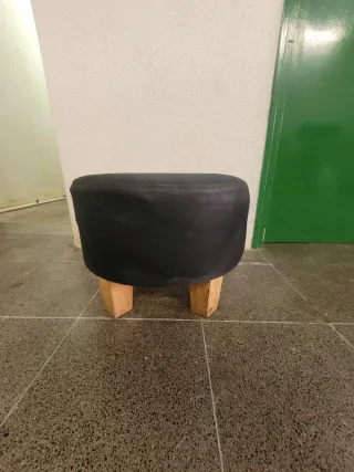 Taburete bajo tapizado negro