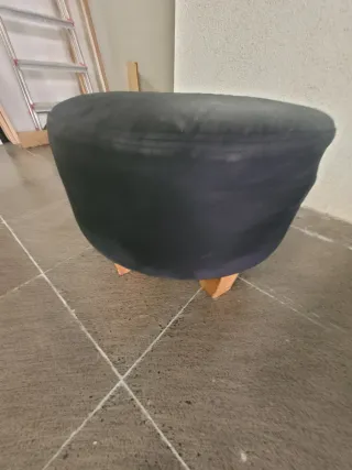 Taburete bajo tapizado negro