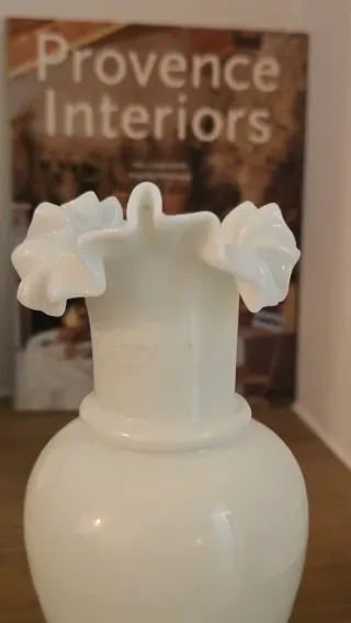 Jarrón de Opalina Blanca-Vintage con Borde rizado.