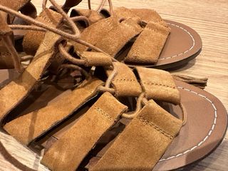 Sandalias piel marrón con flecos
