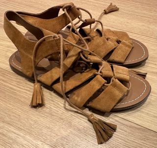 Sandalias piel marrón con flecos