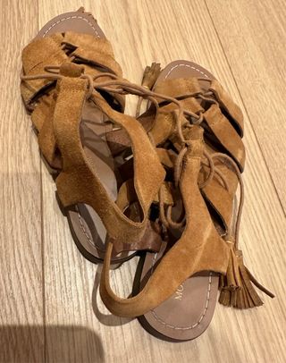 Sandalias piel marrón con flecos