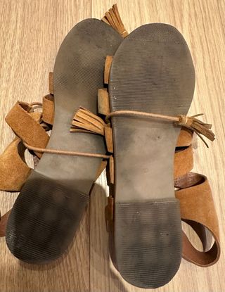 Sandalias piel marrón con flecos
