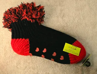 Calzini da casa neri e rossi con cuoricini