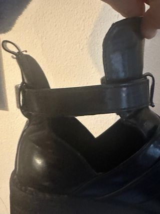 Botas negras con hebillas