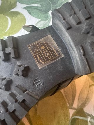 Botas negras con hebillas