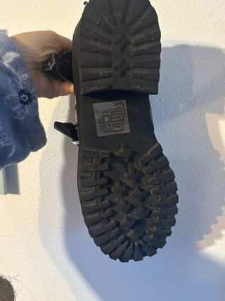 Botas negras con hebillas