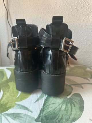 Botas negras con hebillas