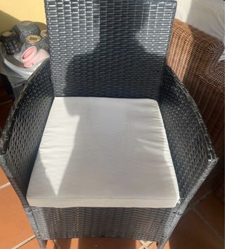 Mesa de exterior con 4 sillas ratán